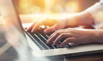 Jak bezpiecznie targetować i oznaczać reklamy polityczne online 