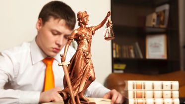 Radca prawny zatrudniony w urzędzie – czy potrzebna jest umowa powierzenia