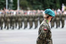 Czy żołnierz zawodowy jest osobą pełniącą funkcję publiczną i czy data zakończenia służby podlega ujawnieniu?