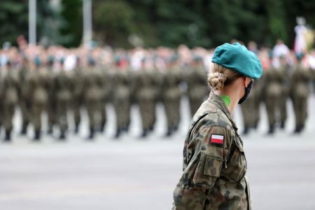 Czy żołnierz zawodowy jest osobą pełniącą funkcję publiczną i czy data zakończenia służby podlega ujawnieniu?