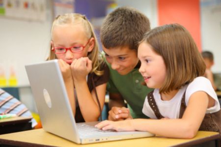Weryfikacja wieku a ochrona danych osobowych – poznaj założenia projektu ustawy o ochronie małoletnich w internecie