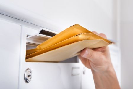 Kto zgłasza naruszenie w przypadku zgubienia przesyłki pocztowej
