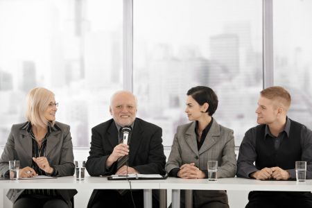 konferencja, szkolenie, człowiek z mikrofonem